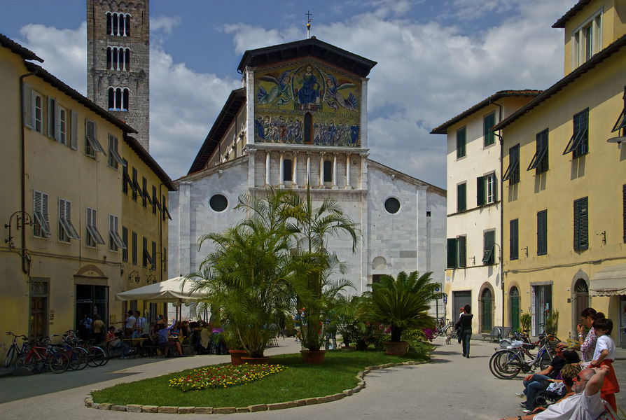 Lucca Plaza